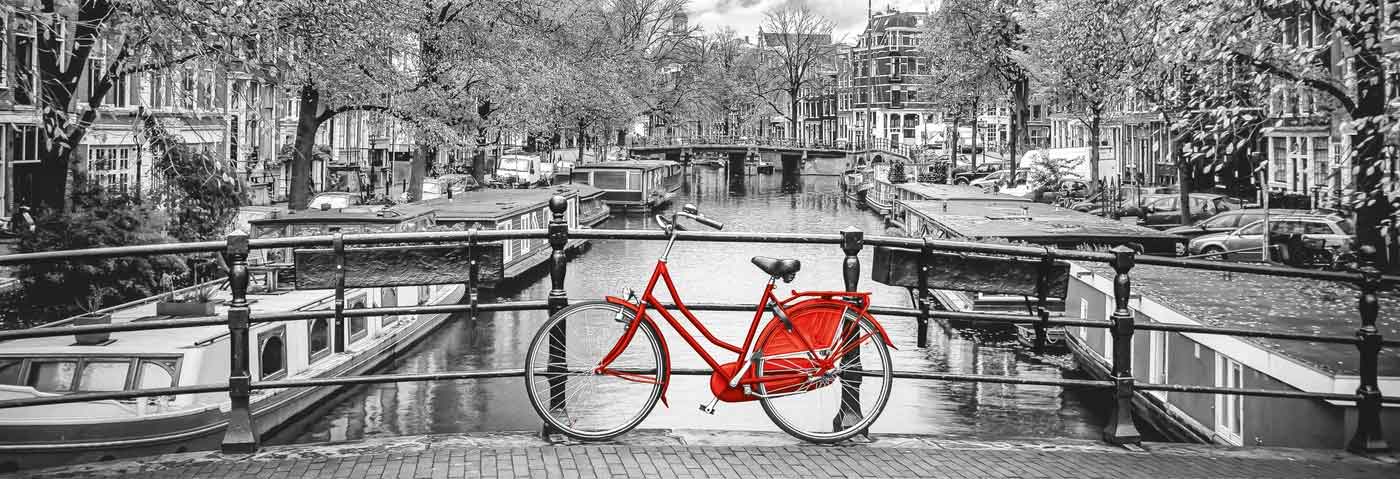 Imagen del puzzle Bicicleta en Amsterdam de 1000 piezas para el árticulo "Los 10 mejores puzzles para viajar en 2021" del blog PuzzlesIn. 